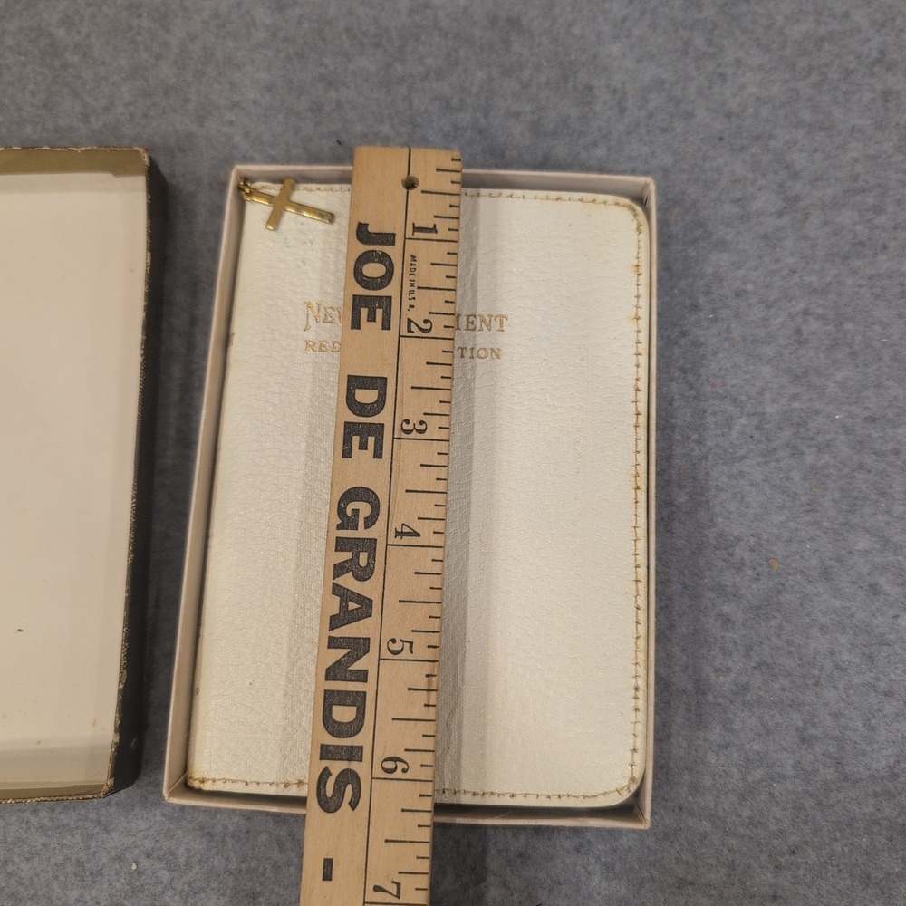 World Publishing KJV New Testament Red Letter Edition Zippered White Cross Case - Picture 10 of 10